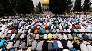 القوات الإسرائيلية تعتقل مصلين في ساحات المسجد الأقصى
