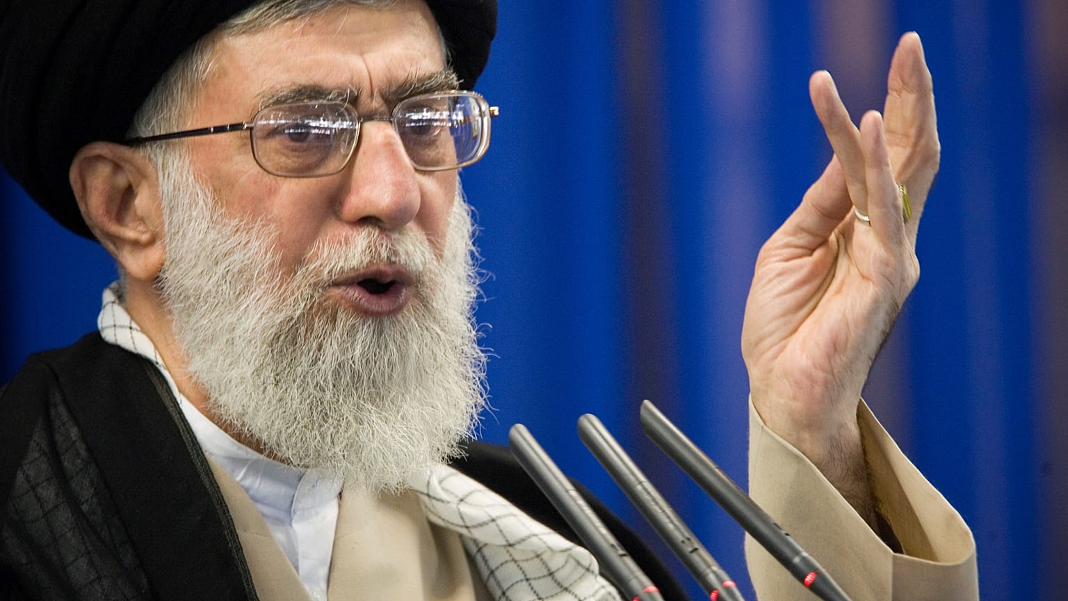Iran, Khamenei: "pronti a riprendere l'arricchimento dell'uranio"