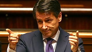 Ιταλία: Οι κανόνες για το μεταναστευτικό στο στόχαστρο Κόντε