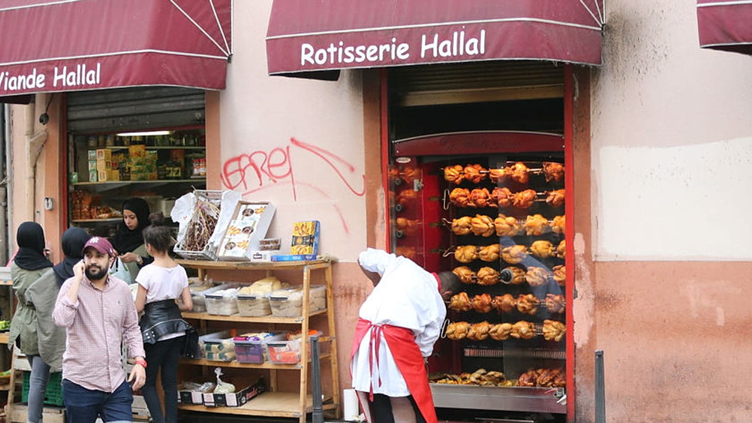 Ramazan'la yüzü değişen semtler: Fransa Lyon'dan Ramazan manzaraları