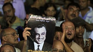 حشود تحمل صورة عبد الناصر