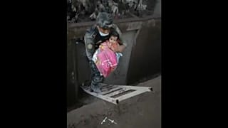 Γουατεμάλα: Οι διασώστες βρήκαν μωρό ζωντανό