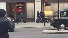 شاهد عملية سطو على محل مجوهرات وسط لندن 