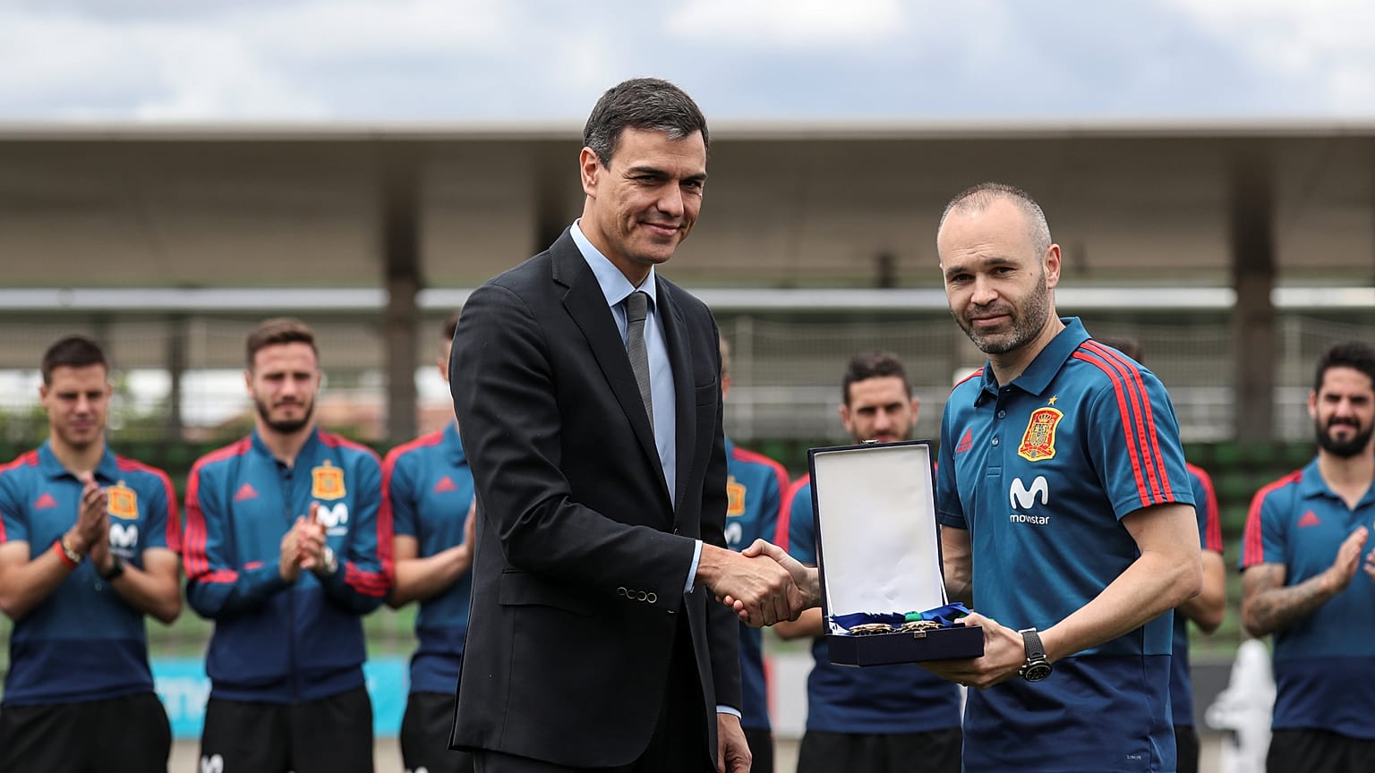 Pedro Sánchez destaca el valor de la unidad en su visita a la Roja