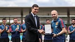 Pedro Sánchez destaca el valor de la unidad en su visita a la Roja