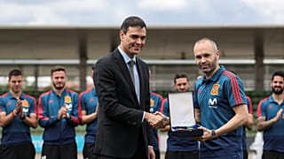 Pedro Sánchez destaca el valor de la unidad en su visita a la Roja