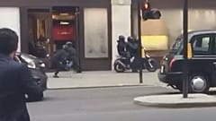 A bordo de un escúter, el robo de moda en Londres
