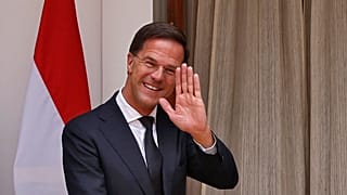 Feltakarította a holland miniszterelnök a kiöntött kávéját