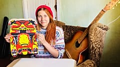 Çöpteki pizza kutularını sanat eserine dönüştürüyor