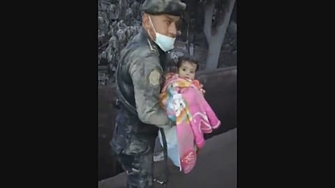 Dramatische Rettung aus der Vulkanasche: Baby wohlauf