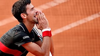 Novak Djokovic cai com estrondo nos 'quartos' de Roland Garros
