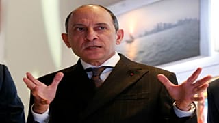 رئيس الخطوط الجوية القطرية يعتذر عن تصريحات "تُميز بين الجنسين"
