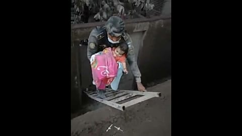Guatemala: Lavların yuttuğu evdeki bebek kurtarıldı