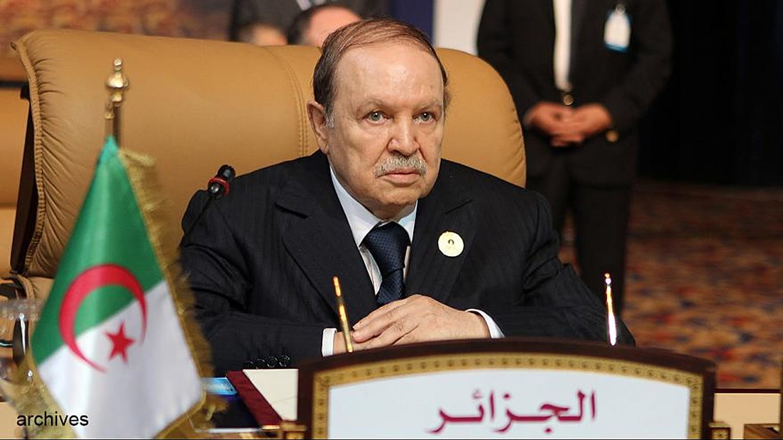 بوتفليقة يسحب جميع الزيادات الضريبية الخاصة بالوثائق الإدارية
