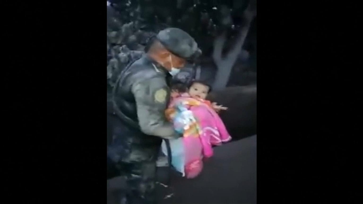 Guatemala, bimba salvata dalla cenere