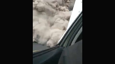 Una nube de cenizas del volcán Fuego "se traga" una ambulancia 