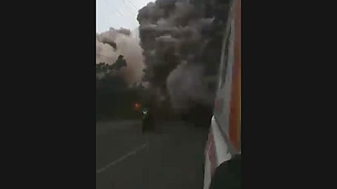 Спасателей накрыло пеплом Фуэго