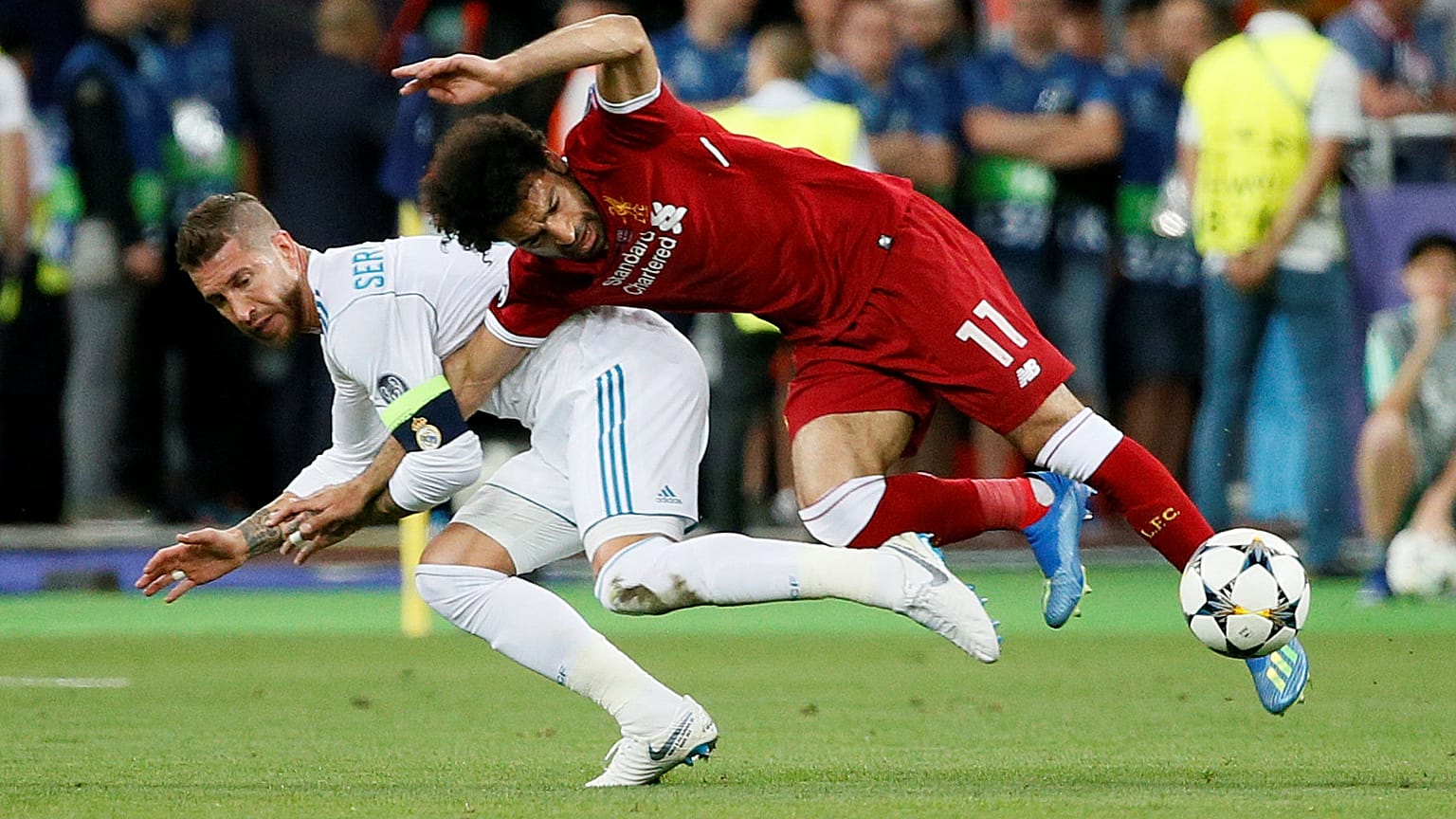 راموس وصلاح أثناء واقعة إصابة الأخير بنهائي دوري الأبطال
