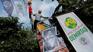Demirtaş ilk seçim mitingini telefonla yaptı 