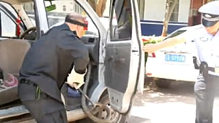 شاهد: شرطي صيني يخرج أفعى كوبرا من داخل سيارة