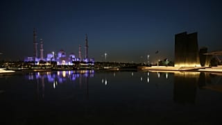 منظر عام لحديقة الشهداء التذكارية مقابل مسجد الشيخ زايد في أبو ظبي - رويترز