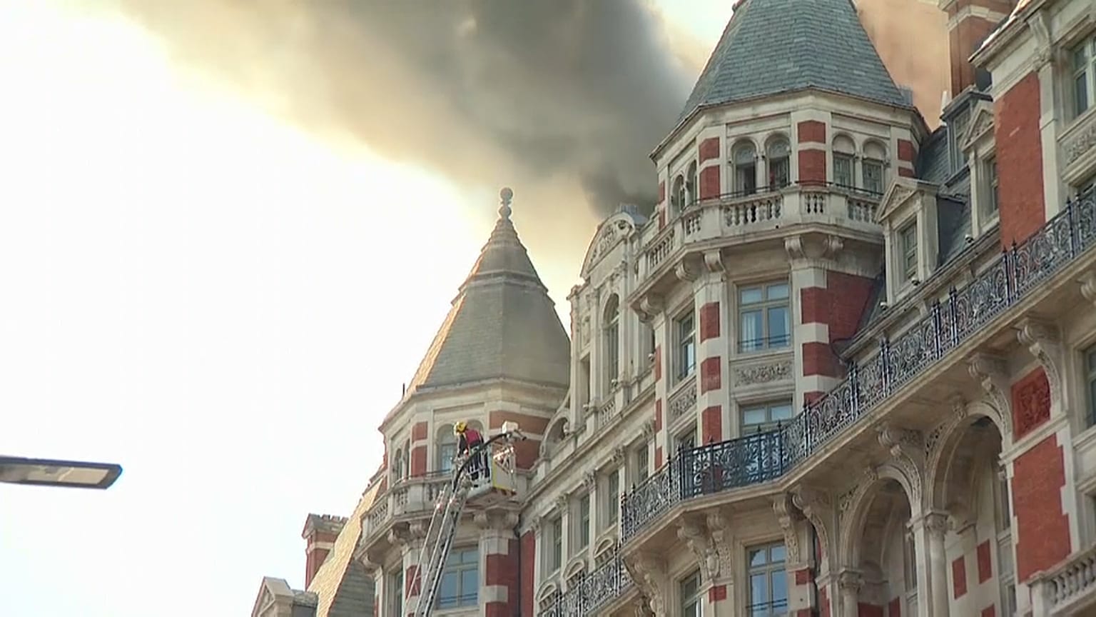 Incendio al Mandarin Oriental hotel. 120 i pompieri impegnati nello spegnimento