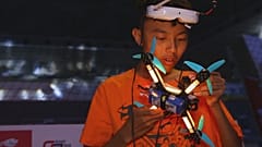 Corridas de drones em cenário futurista