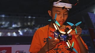 Corridas de drones em cenário futurista