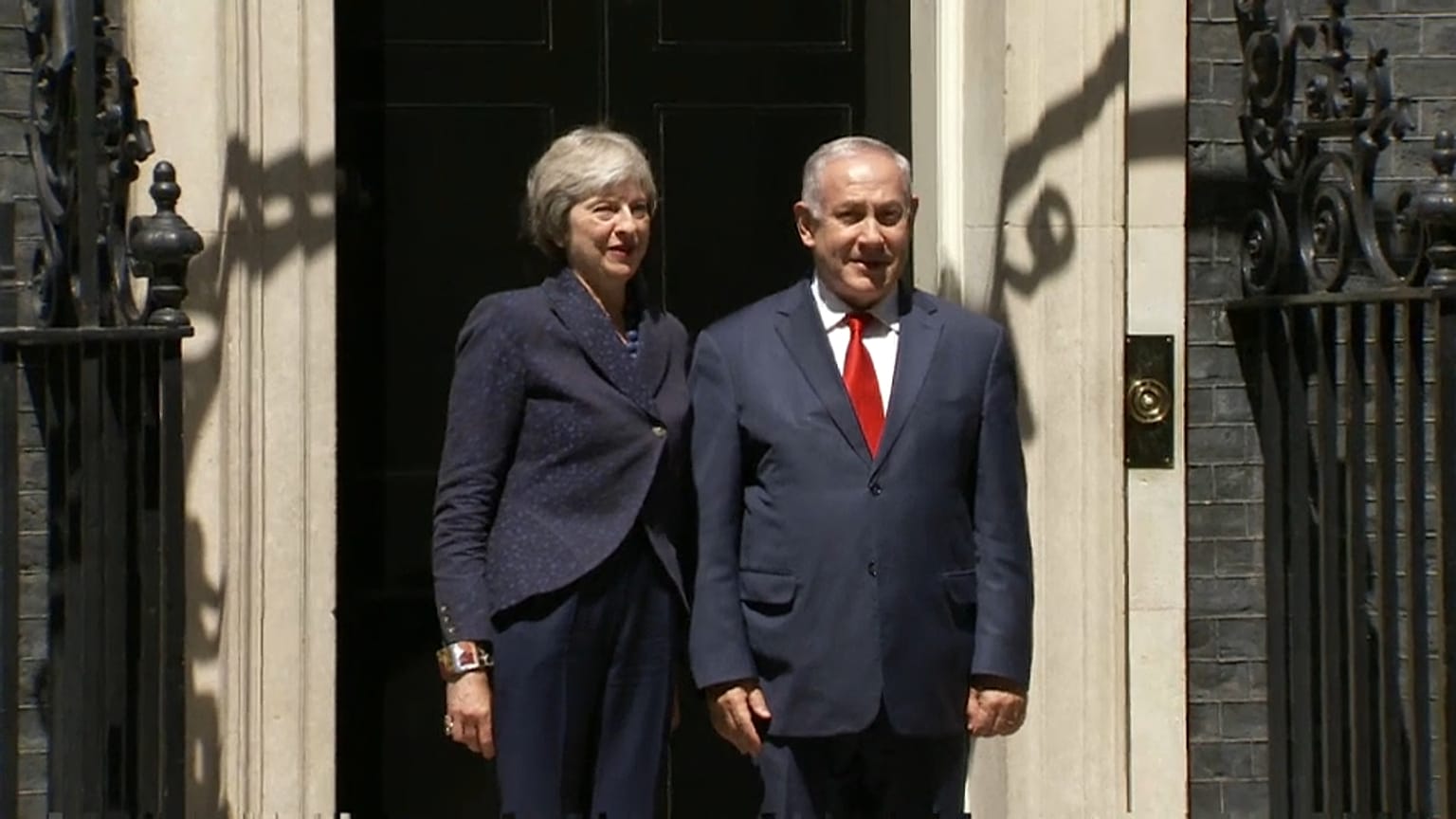 May seguirá apoyando el pacto nuclear iraní