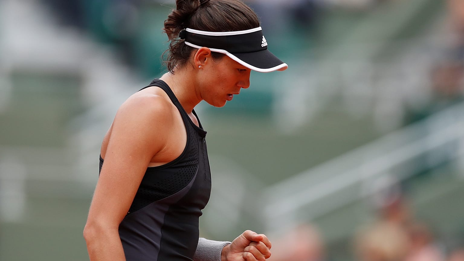 Garbiñe Muguruza arrasa a Sharapova y accede a semifinales de Roland Garros