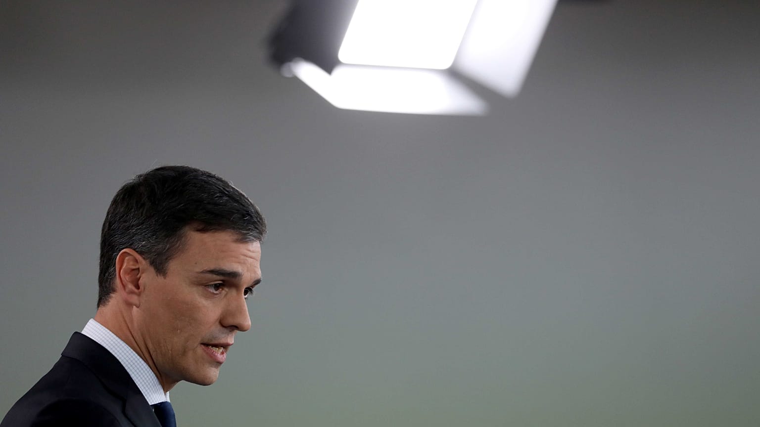Pedro Sanchez présente un gouvernement féminin et europhile