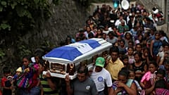 il funerale di Eric Rivas, 20 anni, tra le vittime dell'eruzione