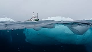 Das Forschungsboot von Greenpeace in der antarktischen Hope Bay.