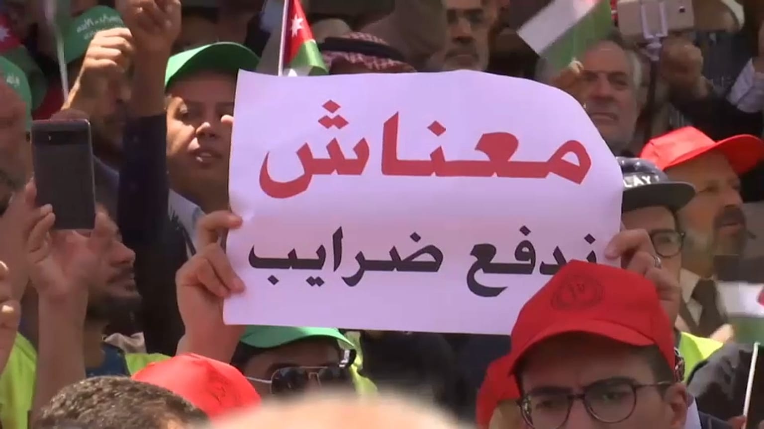الرزاز يتعهد بسحب قانون ضريبة الدخل عقب أدائه اليمين الدستورية 