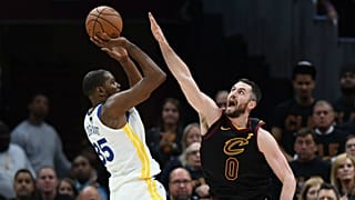 Kevin Durant (àe squerda) foi o "MVP" do terceiro jogo com 43 pontos