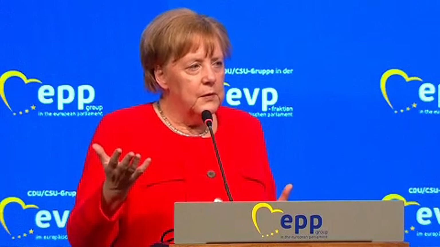 Merkel: rugalmas válasz kell a menekültválságra
