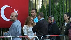 Türken vor Wahllokal in Berlin