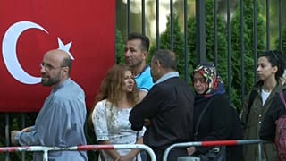 Türken vor Wahllokal in Berlin