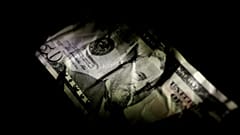 کاهش ارزش دلار آمریکا