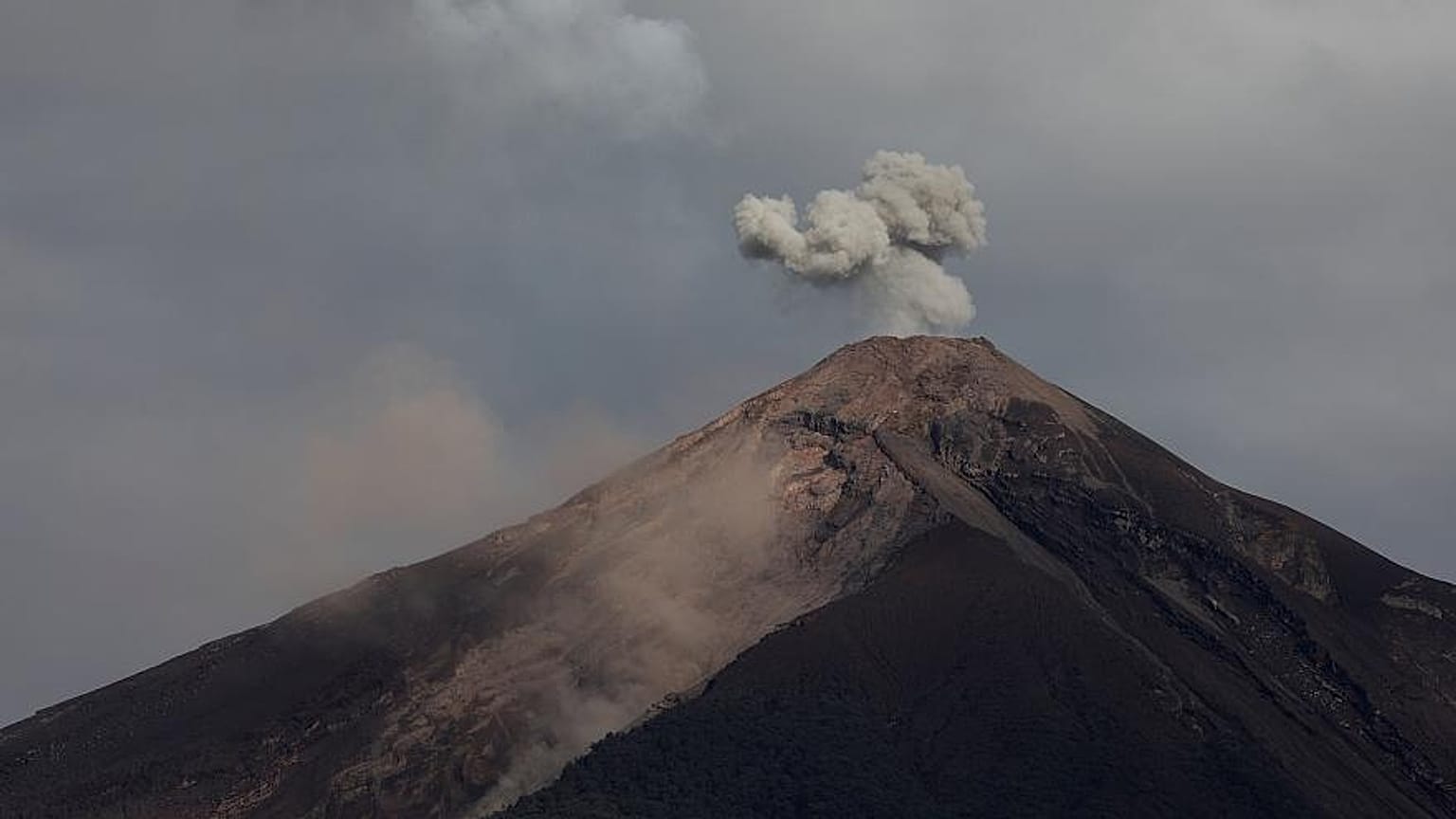 İZLE: Guatemala'daki yanardağ felaketinin drone görüntüleri