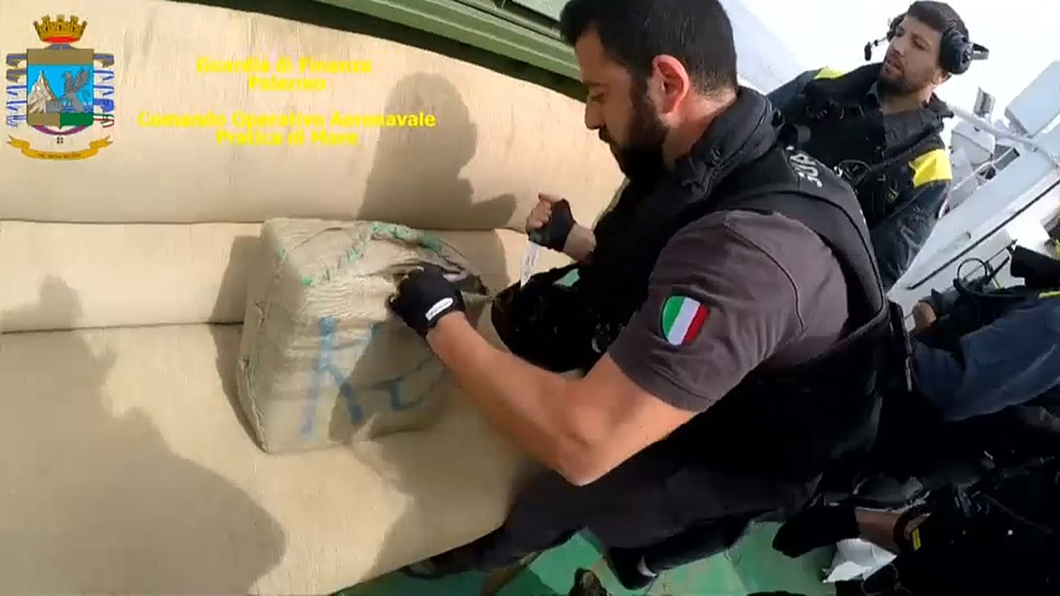 أثناء التحقق من حمولة السفينة