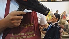 نحات من نابولي يصنع تمثالاً لرئيس الوزراء الجديد