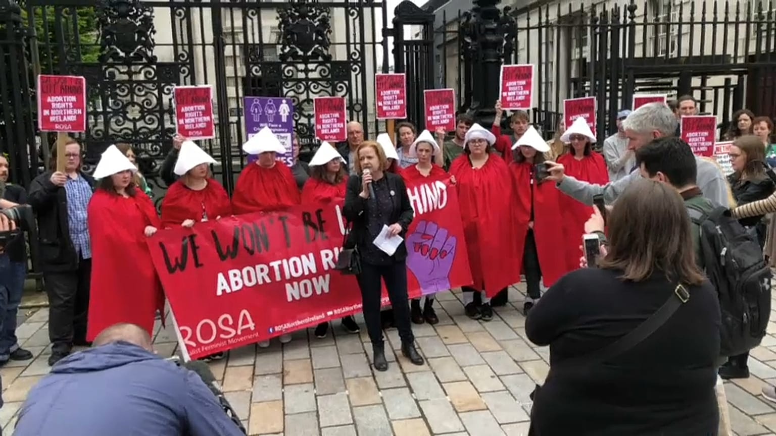 Protesters adopt costumes used by child-bearers of "The Handmaid's Tale"