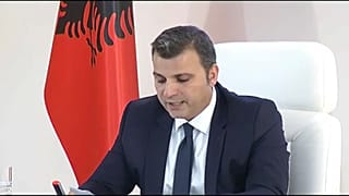 Προσπάθειες για συγκράτηση του λεκ
