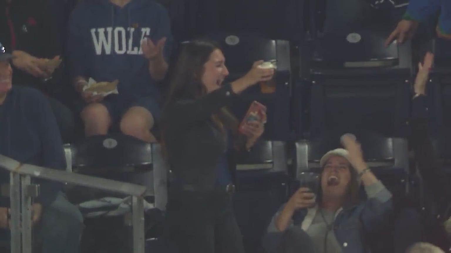 Kalifornien: Ball landet beim Baseball im vollen Bier