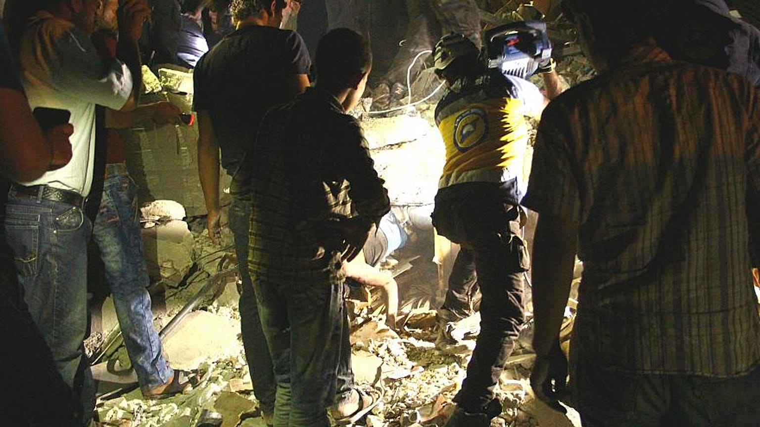 İdlib'de hava saldırısı: En az 38 ölü