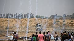عبوات مسيلة للدموع أطلقتها القوات الإسرائيلية على المتظاهرين الفلسطينيين