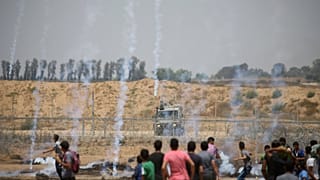 عبوات مسيلة للدموع أطلقتها القوات الإسرائيلية على المتظاهرين الفلسطينيين