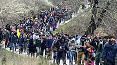 Grecia: si ribalta furgone carico di migranti