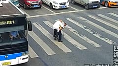 الشرطي حاملاً الرجل المسن على ظهره